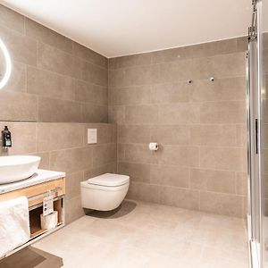 Zimmer mit zwei Einzelbetten für Gäste mit Behinderungen